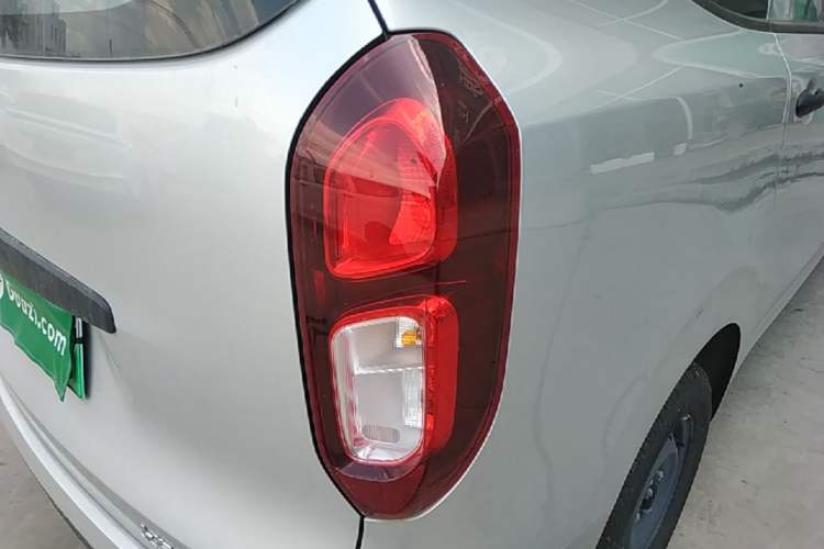 Used Wuling Hongguang New Energy 2024 All-Electric Model 300KM Standard Version Right Rear Taillight