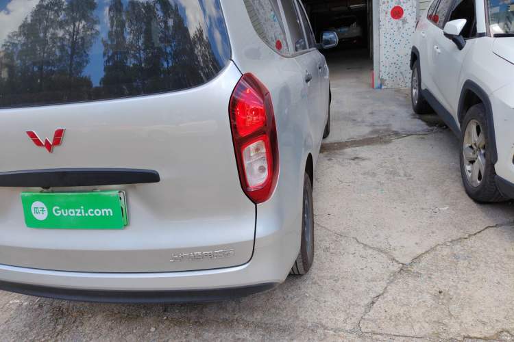 Used Wuling Hongguang New Energy 2024 All-Electric Model 300KM Practical Version Right Rear Taillight