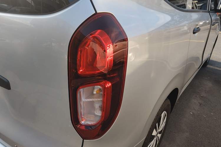 Used Wuling Hongguang New Energy 2024 All-Electric Model 300KM Standard Version Right Rear Taillight