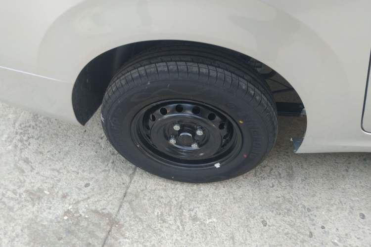 Used Wuling Hongguang New Energy 2024 All-Electric Model 300KM Standard Version Right Rear Wheel Hub