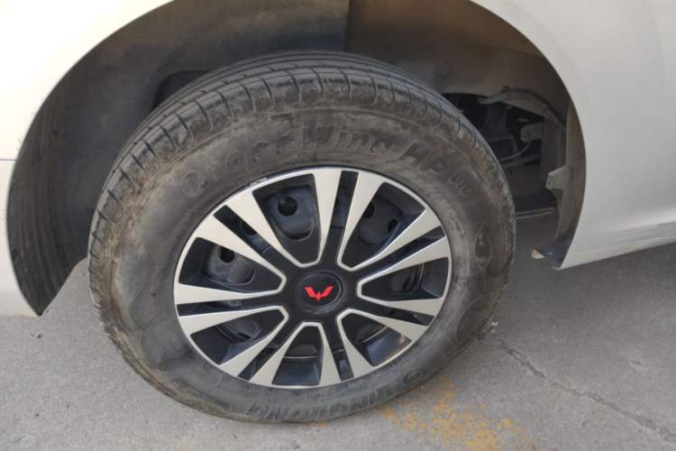 Used Wuling Hongguang New Energy 2024 All-Electric Model 300KM Standard Version Right Rear Wheel Hub