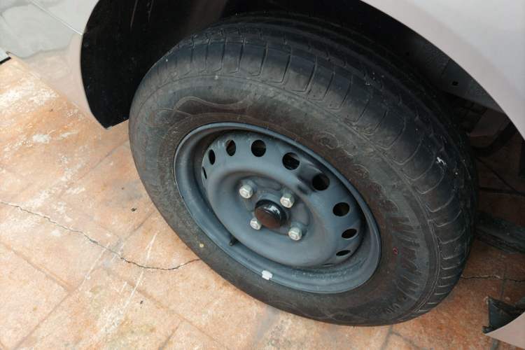 Used Wuling Hongguang New Energy 2024 All-Electric Model 300KM Standard Version Right Rear Wheel Hub