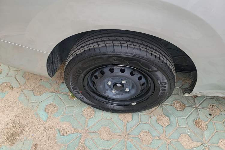 Used Wuling Hongguang New Energy 2024 All-Electric Model 300KM Practical Version Right Rear Wheel Hub
