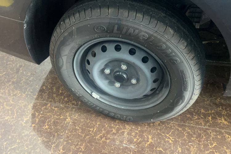 Used Wuling Hongguang New Energy 2024 All-Electric Model 300KM Standard Version Right Rear Wheel Hub