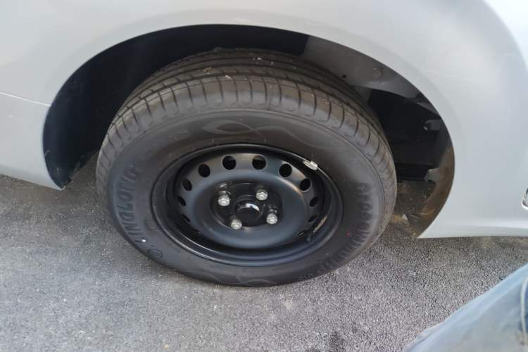 Used Wuling Hongguang New Energy 2024 All-Electric Model 300KM Practical Version Right Rear Wheel Hub