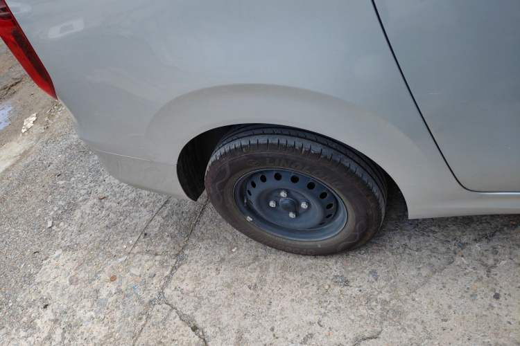 Used Wuling Hongguang New Energy 2024 All-Electric Model 300KM Practical Version Right Rear Wheel Hub