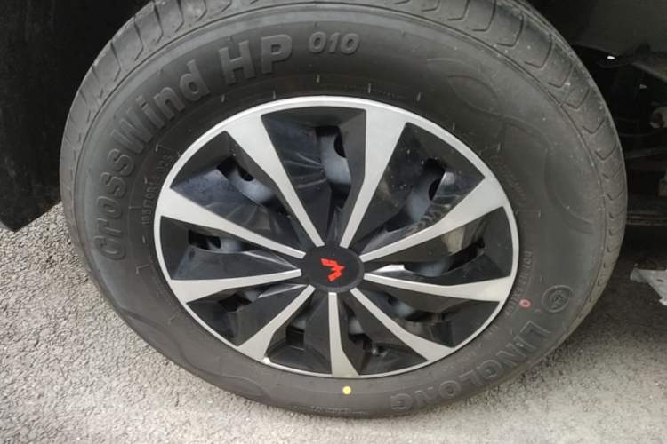 Used Wuling Hongguang New Energy 2024 All-Electric Model 300KM Practical Version Right Rear Wheel Hub