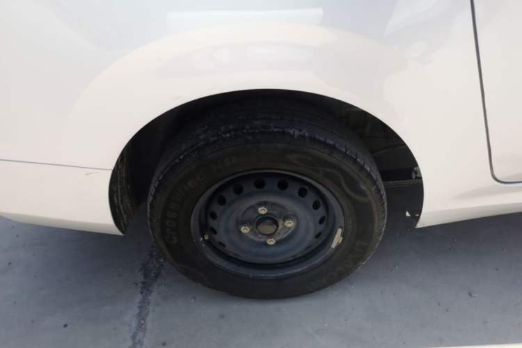 Used Wuling Hongguang New Energy 2024 All-Electric Model 300KM Standard Version Right Rear Wheel Hub
