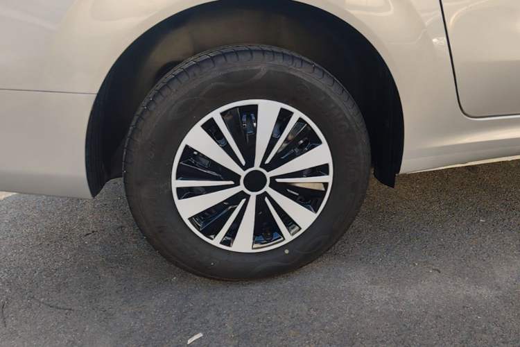 Used Wuling Hongguang New Energy 2024 All-Electric Model 300KM Standard Version Right Rear Wheel Hub