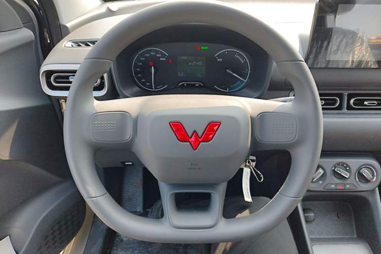Used Wuling Hongguang New Energy 2024 All-Electric Model 300KM Standard Version Steering Wheel