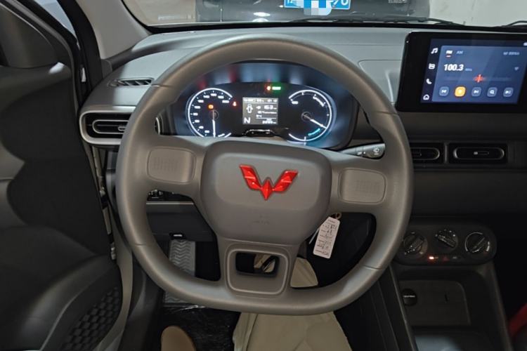 Used Wuling Hongguang New Energy 2024 All-Electric Model 300KM Standard Version Steering Wheel