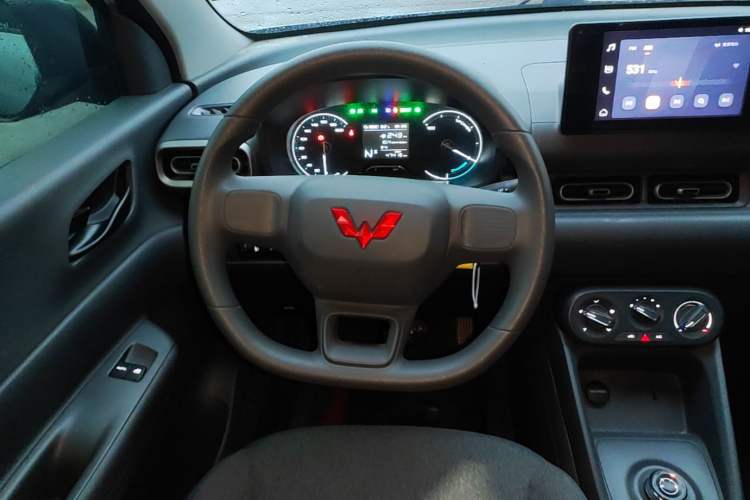 Used Wuling Hongguang New Energy 2024 All-Electric Model 300KM Standard Version Steering Wheel