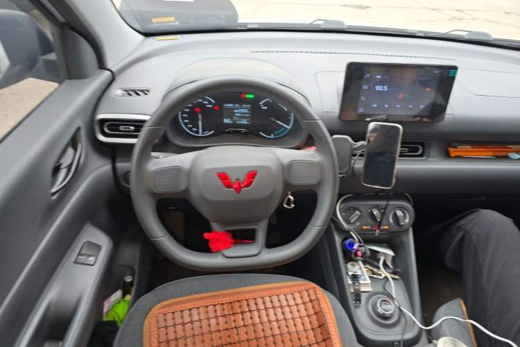 Used Wuling Hongguang New Energy 2024 All-Electric Model 300KM Standard Version Steering Wheel