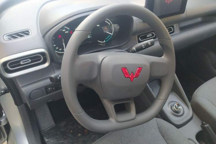 Used Wuling Hongguang New Energy 2024 All-Electric Model 300KM Standard Version Steering Wheel