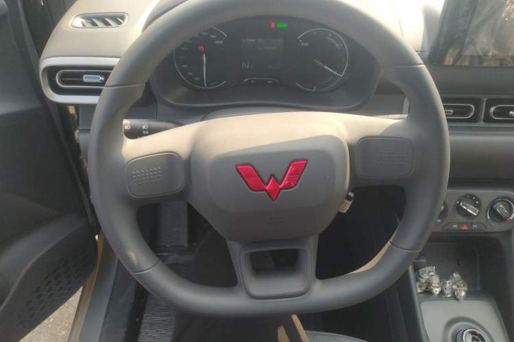 Used Wuling Hongguang New Energy 2024 All-Electric Model 300KM Standard Version Steering Wheel