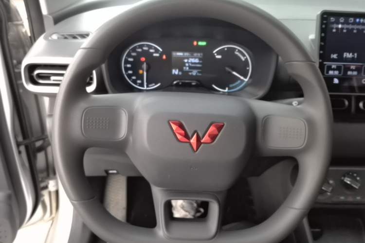 Used Wuling Hongguang New Energy 2024 All-Electric Model 300KM Practical Version Steering Wheel