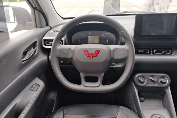 Used Wuling Hongguang New Energy 2024 All-Electric Model 300KM Standard Version Steering Wheel
