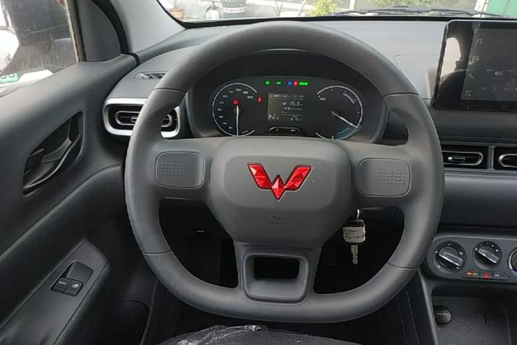 Used Wuling Hongguang New Energy 2024 All-Electric Model 300KM Standard Version Steering Wheel