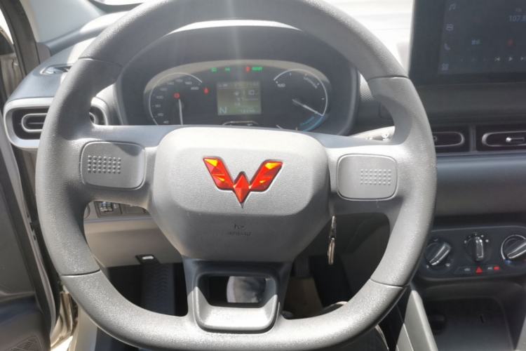Used Wuling Hongguang New Energy 2024 All-Electric Model 300KM Standard Version Steering Wheel