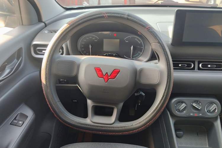 Used Wuling Hongguang New Energy 2024 All-Electric Model 300KM Standard Version Steering Wheel