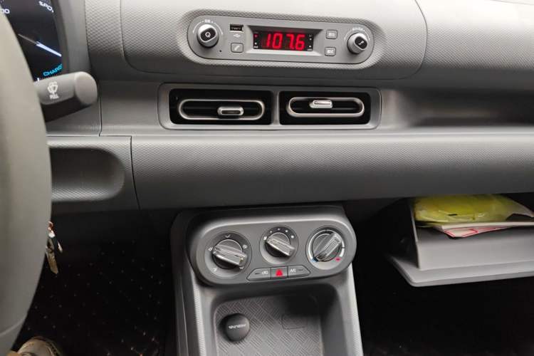 Used Wuling Hongguang New Energy 2024 All-Electric Model 300KM Practical Version Audio And AC Panel