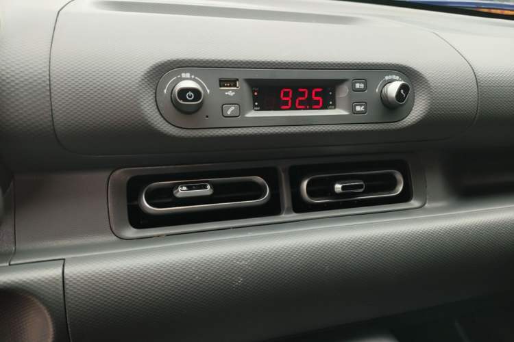 Used Wuling Hongguang New Energy 2024 All-Electric Model 300KM Practical Version Audio And AC Panel