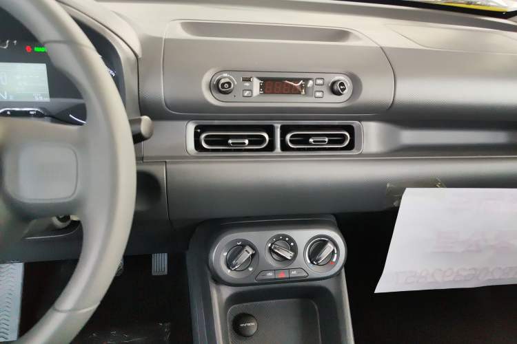 Used Wuling Hongguang New Energy 2024 All-Electric Model 300KM Practical Version Audio And AC Panel