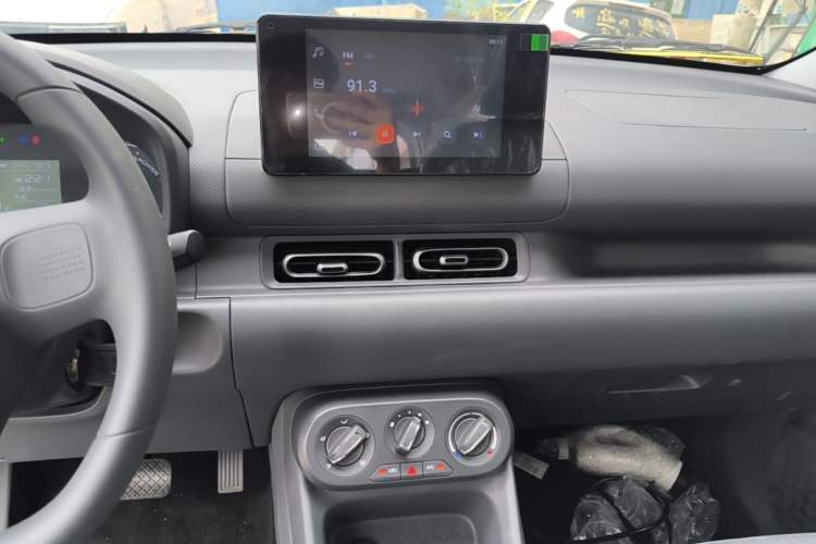 Used Wuling Hongguang New Energy 2024 All-Electric Model 300KM Standard Version Audio And AC Panel