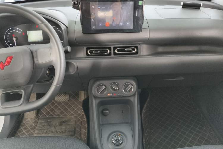 Used Wuling Hongguang New Energy 2024 All-Electric Model 300KM Standard Version Audio And AC Panel