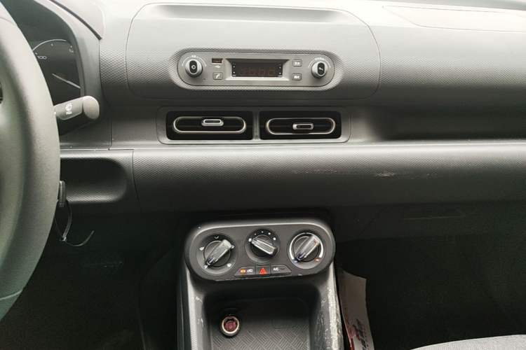 Used Wuling Hongguang New Energy 2024 All-Electric Model 300KM Practical Version Audio And AC Panel