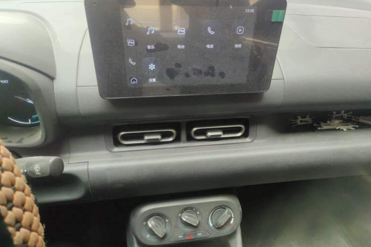 Used Wuling Hongguang New Energy 2024 All-Electric Model 300KM Standard Version Audio And AC Panel