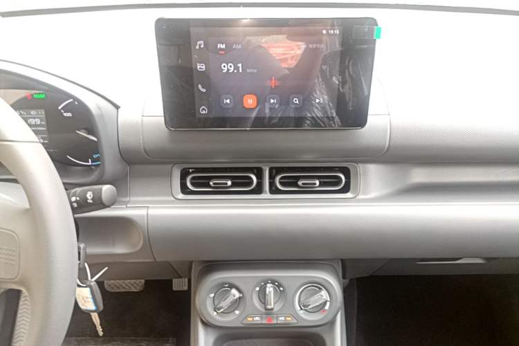 Used Wuling Hongguang New Energy 2024 All-Electric Model 300KM Standard Version Audio And AC Panel