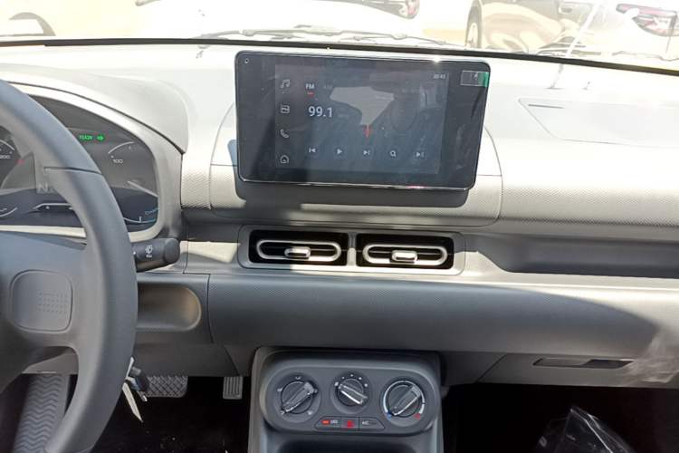 Used Wuling Hongguang New Energy 2024 All-Electric Model 300KM Standard Version Audio And AC Panel