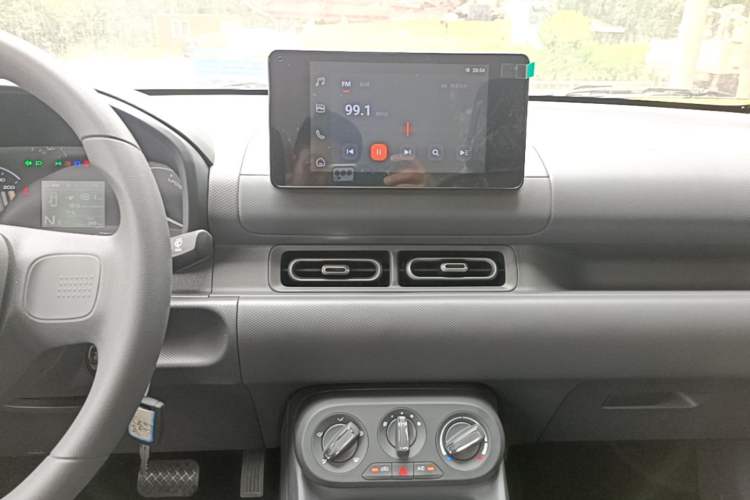 Used Wuling Hongguang New Energy 2024 All-Electric Model 300KM Standard Version Audio And AC Panel