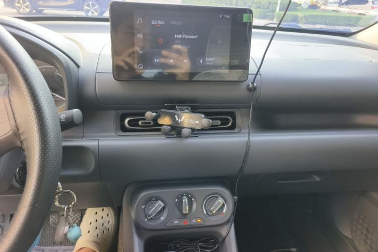 Used Wuling Hongguang New Energy 2024 All-Electric Model 300KM Standard Version Audio And AC Panel
