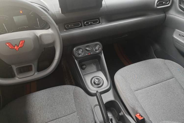 Used Wuling Hongguang New Energy 2024 All-Electric Model 300KM Standard Version Audio And AC Panel