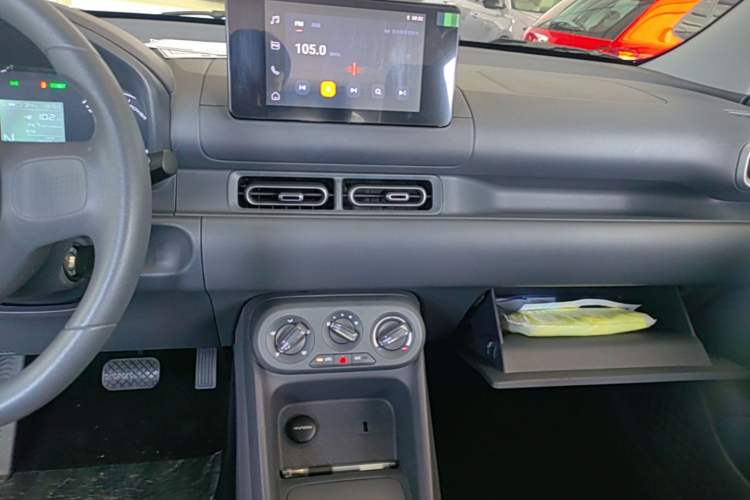 Used Wuling Hongguang New Energy 2024 All-Electric Model 300KM Standard Version Audio And AC Panel