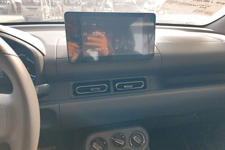 Used Wuling Hongguang New Energy 2024 All-Electric Model 300KM Standard Version Audio And AC Panel