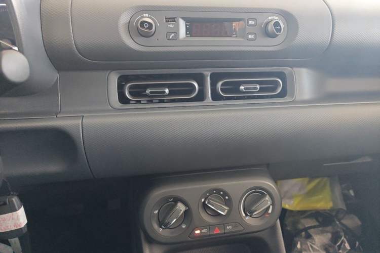 Used Wuling Hongguang New Energy 2024 All-Electric Model 300KM Practical Version Audio And AC Panel