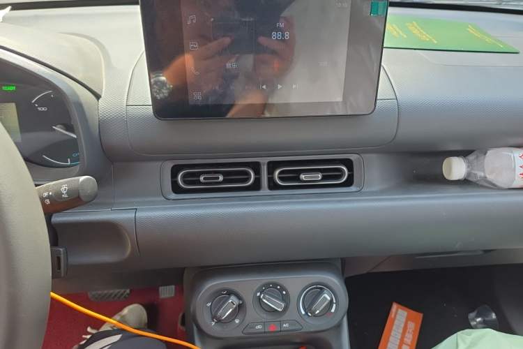 Used Wuling Hongguang New Energy 2024 All-Electric Model 300KM Standard Version Audio And AC Panel