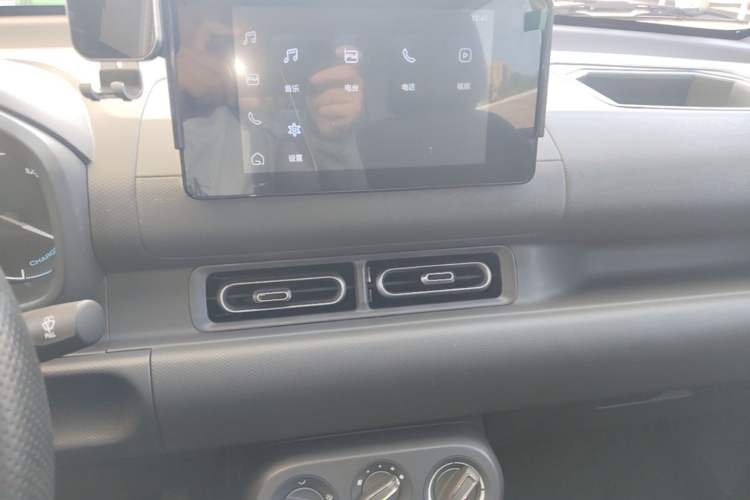 Used Wuling Hongguang New Energy 2024 All-Electric Model 300KM Standard Version Audio And AC Panel