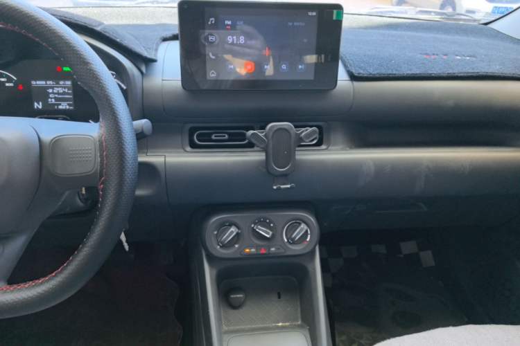 Used Wuling Hongguang New Energy 2024 All-Electric Model 300KM Standard Version Audio And AC Panel