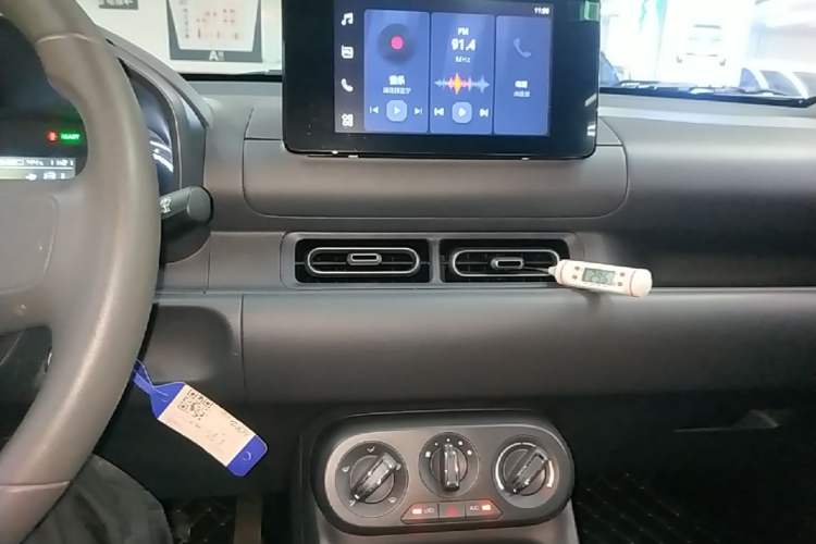 Used Wuling Hongguang New Energy 2024 All-Electric Model 300KM Standard Version Audio And AC Panel