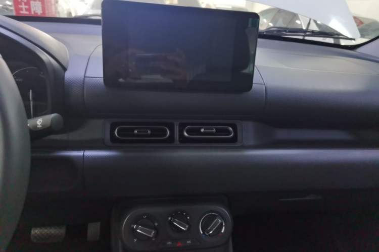 Used Wuling Hongguang New Energy 2024 All-Electric Model 300KM Standard Version Audio And AC Panel