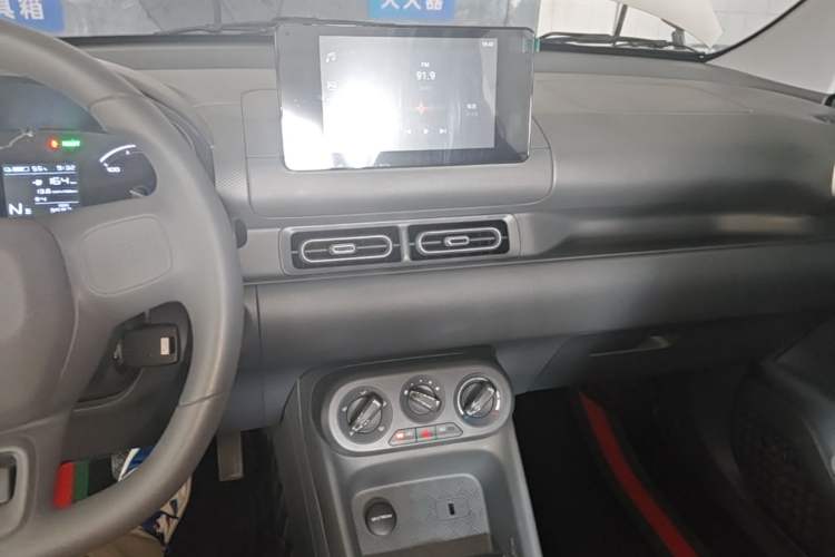 Used Wuling Hongguang New Energy 2024 All-Electric Model 300KM Standard Version Audio And AC Panel
