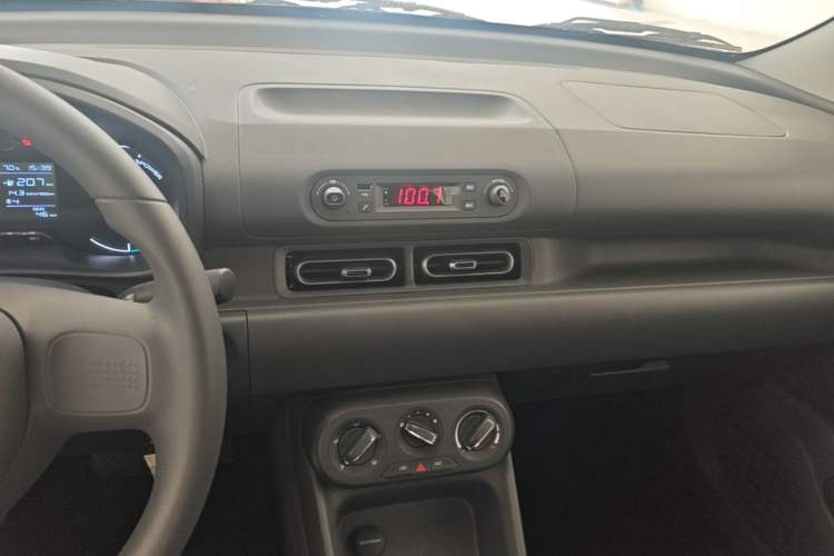 Used Wuling Hongguang New Energy 2024 All-Electric Model 300KM Practical Version Audio And AC Panel