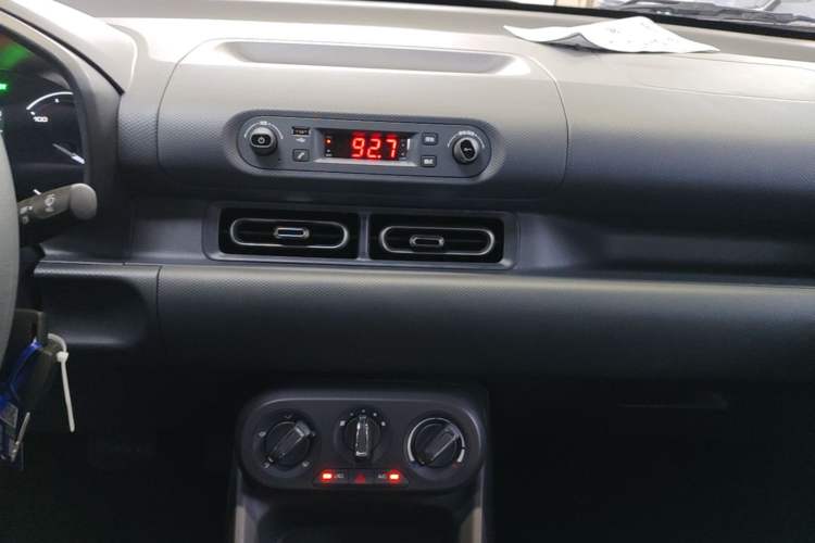 Used Wuling Hongguang New Energy 2024 All-Electric Model 300KM Practical Version Audio And AC Panel