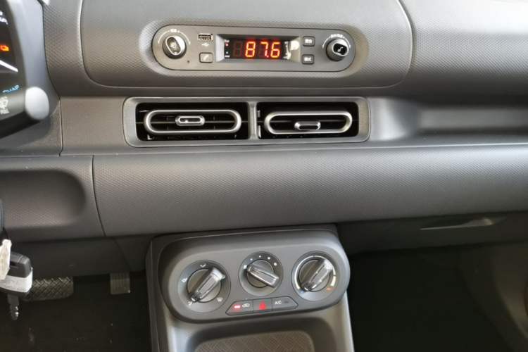 Used Wuling Hongguang New Energy 2024 All-Electric Model 300KM Practical Version Audio And AC Panel