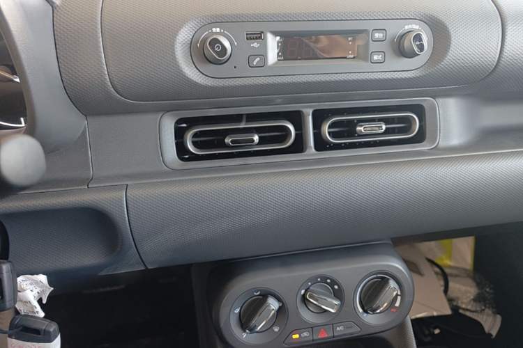 Used Wuling Hongguang New Energy 2024 All-Electric Model 300KM Practical Version Audio And AC Panel