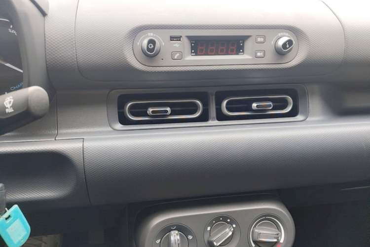 Used Wuling Hongguang New Energy 2024 All-Electric Model 300KM Practical Version Audio And AC Panel